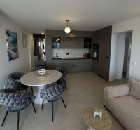 Stilvolle Küche und Esszimmer in einer 3-Zimmer-Wohnung mit einem großen runden Tisch.