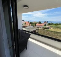Blick vom Balkon einer 3-Zimmer-Wohnung in Privlaka, mit Blick auf das Meer und die Dächer.