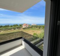 Balkon mit Blick auf Grün und Meer in einer 3-Zimmer-Wohnung in Privlaka.
