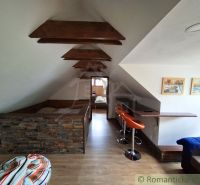 Der Innenraum bietet einen Boden mit Holzdekor, Barhocker und Steinverkleidung.