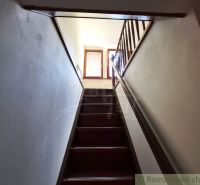 Eine Treppe mit einem hölzernen Geländer, die in den oberen Teil der Geschäftsräume führt.