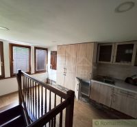 Küche mit Holzboden und Treppe in Geschäftsräumen.