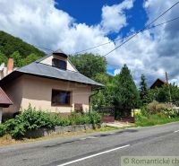 Der Außenbereich in Mýto pod Ďumbierom zeigt Geschäftsräume an der Straße, umgeben von Grün.