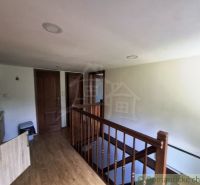 Holztreppe und Boden mit Holzdekor in Geschäftsräumen.