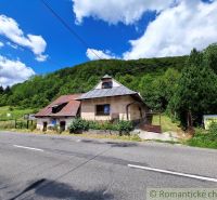 Gewerberäume in Mýto pod Ďumbierom an der Straße, umgeben von Grün und Bäumen.