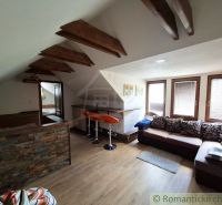 Dachgeschoss-Geschäftsräume mit Holzboden und bequemen Sitzgelegenheiten.