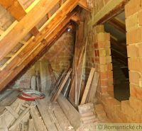 Dachboden mit Baumaterial in der Hütte, Ziegel und Holzbalken in Gbelce.