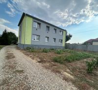 Zweistöckiges Gebäude mit Garten und Weg in Telince, geeignet für eine 2-Zimmer-Wohnung.