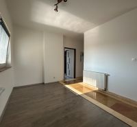 Innenraum einer 2-Zimmer-Wohnung mit Holzboden und Heizkörper.