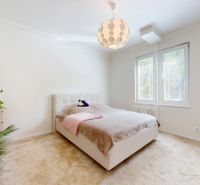 Helles Schlafzimmer mit Bett, Teppichboden und Fenster in einer 3-Zimmer-Wohnung.