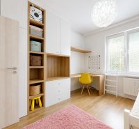 Ein geschlossener Raum mit Stauraum und Schreibtisch in einer 3-Zimmer-Wohnung.