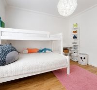 Kinderzimmer mit Etagenbett und Dekorationen in einer 3-Zimmer-Wohnung.