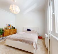 Helles Schlafzimmer mit Bett, Schrank und Fenster in einer 3-Zimmer-Wohnung.