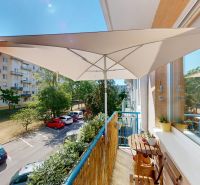 Der Balkon einer 3-Zimmer-Wohnung mit Blick auf die Svidnícka-Straße in Bratislava - Ružinov.