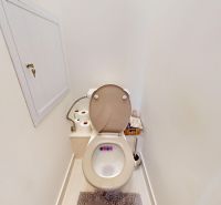 Badezimmer mit Zubehör und Schrank in einer 3-Zimmer-Wohnung.