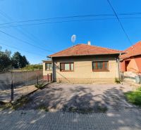 Ein Einfamilienhaus in der Školská-Straße in Tesárske Mlyňany mit einem gepflegten Hof und Zaun.