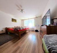 Schlafzimmer im Einfamilienhaus mit Bett, Schrank und Boden mit Holzdekor.