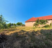Ein Einfamilienhaus in der Školská-Straße in Tesárske Mlyňany mit einem geräumigen Garten.