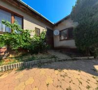 Einfamilienhaus in der Školská-Straße in Tesárske Mlyňany mit Terrasse und Vegetation.