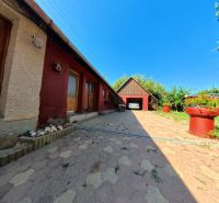 Einfamilienhaus in der Školská-Straße in Tesárske Mlyňany mit Parkplatz und Blumenkästen.