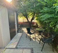 Garten mit Terrasse in Bratislava - Ružinov auf der Hrachová, mit Sitzgelegenheit und Pavillon.