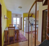 Helle Küche mit Esstisch in einer 2-Zimmer-Wohnung mit Holzboden.