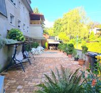 Ein Einfamilienhaus in Zvolen mit einem gepflasterten Hof und einem Gartenpavillon.
