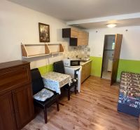 Innenraum mit Küchenzeile, Tisch und Holzboden in einem Einfamilienhaus.