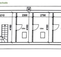 Grundriss eines Stockwerks eines Einfamilienhauses mit Flur, Treppe und drei Zimmern.