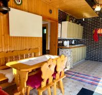 Holzinterieur der Küche mit Esstisch und Stühlen in einem Einfamilienhaus.