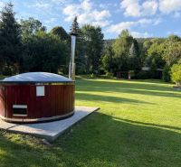 Entspannungsholzbottich im Garten eines Einfamilienhauses in der Straße Jána Švermu in Šumiac.