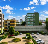 Blick auf den Parkplatz und die umliegenden Gebäude in Bratislava in der Nejedlého-Straße.