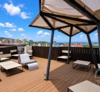 Dachterrasse mit Blick auf Bratislava-Dúbravka mit bequemen Sitzgelegenheiten und Sonnenschirm.