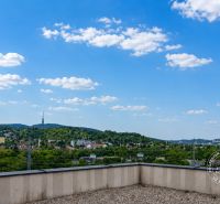 Blick auf grüne Hügel und eine Wohnsiedlung von einem Gebäude in der Nejedlého-Straße in Bratislava - Dúbravka.