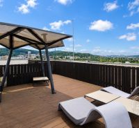 Terrasse in Bratislava - Dúbravka auf der Nejedlého mit Liegestühlen und Blick auf die Stadt.