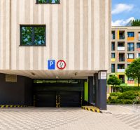 Einfahrt zur Garage in Bratislava - Dúbravka in der Nejedlého Straße bei einer 2-Zimmer-Wohnung.