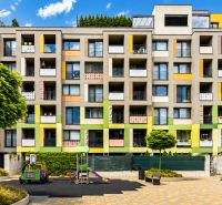 Modernes Gebäude mit bunter Fassade und Kinderspielplatz in der Nejedlého-Straße, Bratislava - Dúbravka.