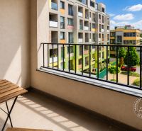 Balkon einer 2-Zimmer-Wohnung in Bratislava - Dúbravka, Nejedlého, mit Blick auf den Gebäudekomplex.