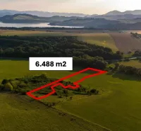 Panorama von besonderen Immobilien in Liptovský Trnovec mit einer Fläche von 6.488 m².