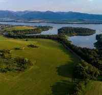 Grüne Felder, Wälder und Wasserfläche bei Liptovský Trnovec, Besondere Immobilien.