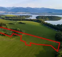 Luftaufnahme von der besonderen Immobilie in Liptovský Trnovec mit Umgebung und Wasserfläche.