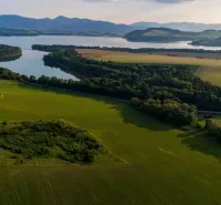 Die Landschaft bei Liptovský Trnovec mit besonderen Immobilien, umgeben von Wiesen und Wäldern.