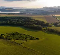 Landschaft in Liptovský Trnovec mit Grünflächen, Wäldern und Hügeln. Besondere Immobilien.
