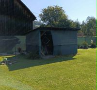 Ein Garten mit einer Holzhütte und Rasenbewuchs in Ovčiarsko, geeignet für Wohnbaugrundstücke.