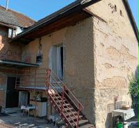 Älteres Haus mit Treppe, geeignet für Grundstücke - Wohnen in Ovčiarsko.