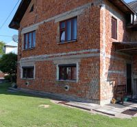 Ein Einfamilienhaus in Ovčiarsko mit einer unverputzten Ziegelfassade und einem grünen Rasen für Grundstücke - Wohnen.