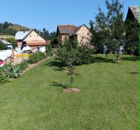 Garten mit Rasen und Obstbäumen bei Häusern in Ovčiarsko, Grundstücke - Wohnen.