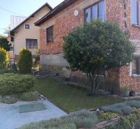 Ein Einfamilienhaus in Ovčiarsko, umgeben von Grün, geeignet für Wohnbaugrundstücke.