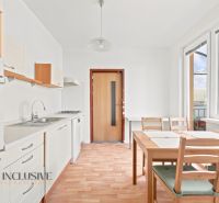 Küche in einer 3-Zimmer-Wohnung mit Holzboden und Esstisch.