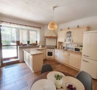 Küche in einem Einfamilienhaus mit Holzboden und hellen Möbeln.